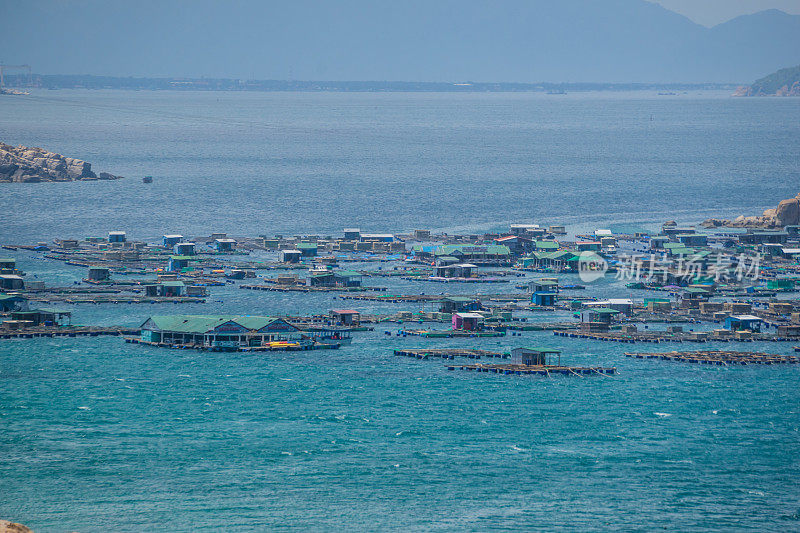 平巴潘朗岛海上水产养殖的木筏屋区