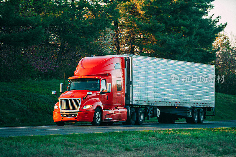 闪亮的新红色拖拉机拖车沿着美国弗吉尼亚州81号州际公路向南行驶