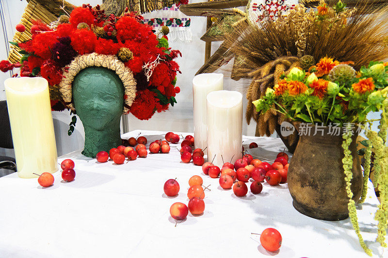 乌克兰风格的装饰。头上戴着红花环，桌上放着蜡烛。