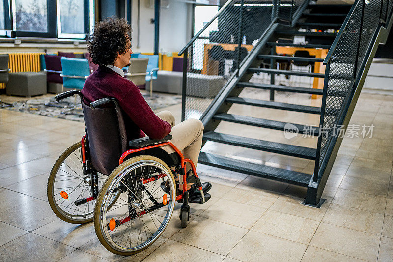 在工作场所坐轮椅的残疾人
