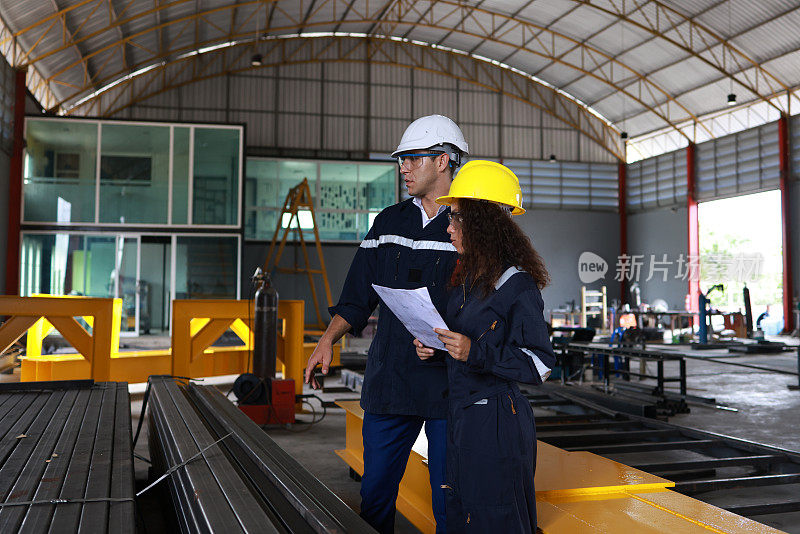 机械工程师和质量工程师在金属工厂或机加工工厂工作