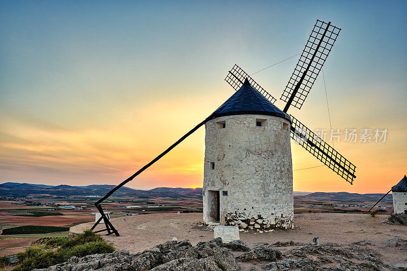 西班牙康苏韦格拉镇的古风车群，位于唐吉诃德和塞万提斯磨坊的路线上