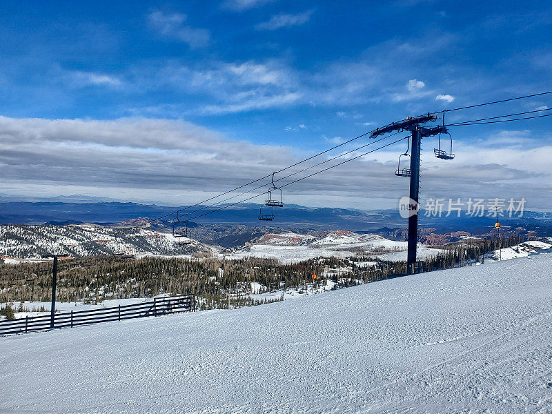 滑雪缆车和远景。犹他州布莱恩黑德滑雪场。