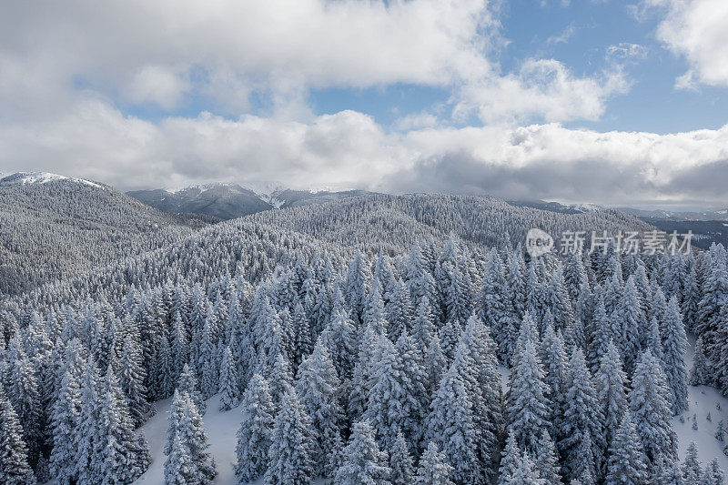 无人机拍摄的雪山4K视频鸟瞰图