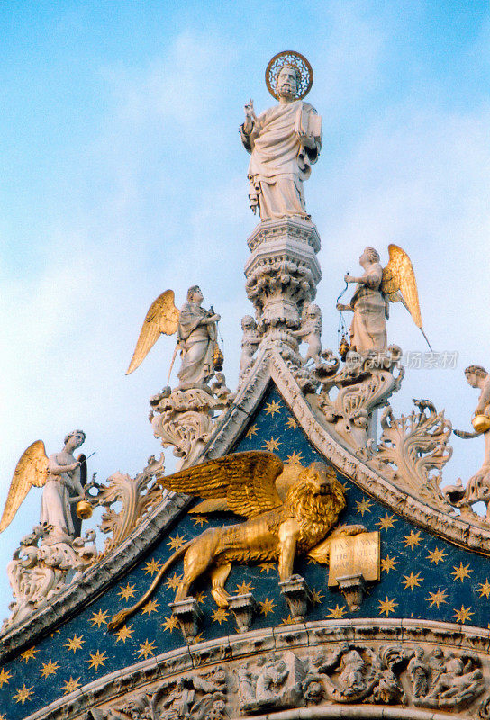 圣马可大教堂——圣马可和狮子，在山形墙的顶端，威尼斯，意大利