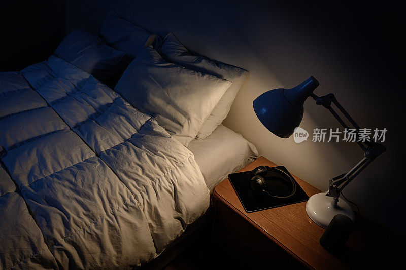只有一盏夜灯和一张空床的卧室。