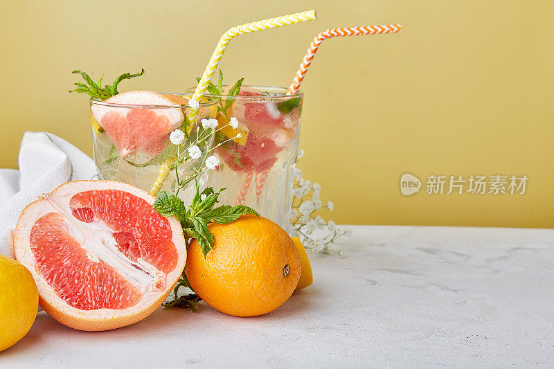 柑橘类水果的夏日鸡尾酒。含维他命的排毒水。低酒精，零度数的饮料。