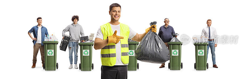 拿着黑色垃圾袋的拾荒者和收集回收材料的人们