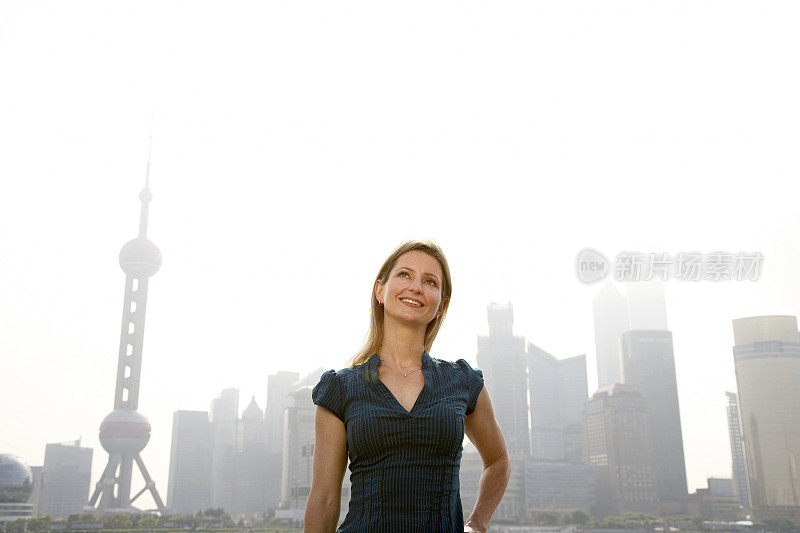 女子在上海旅游