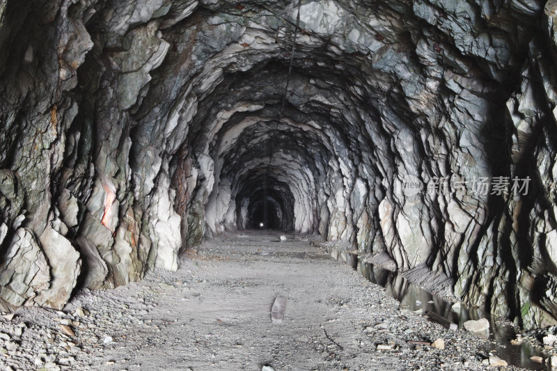 挖掘隧道