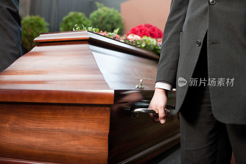 葬礼上，棺材由轿夫抬着
