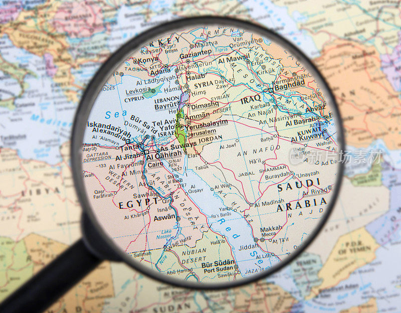 在全球地图上放大中东国家的放大镜