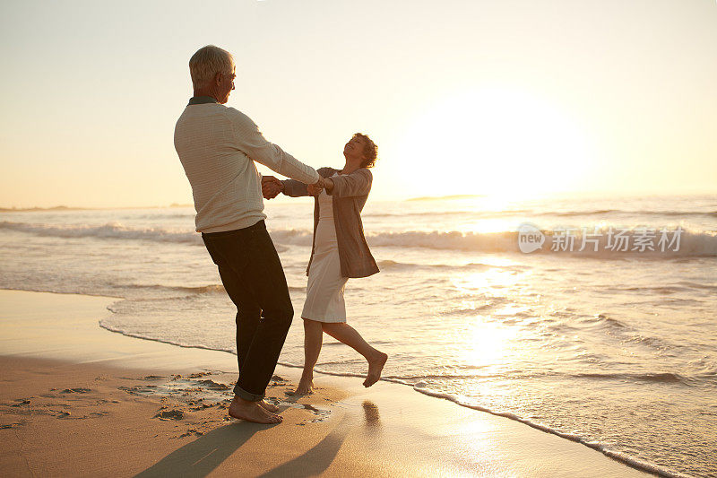 一对浪漫的老年夫妇在海滩享受一天