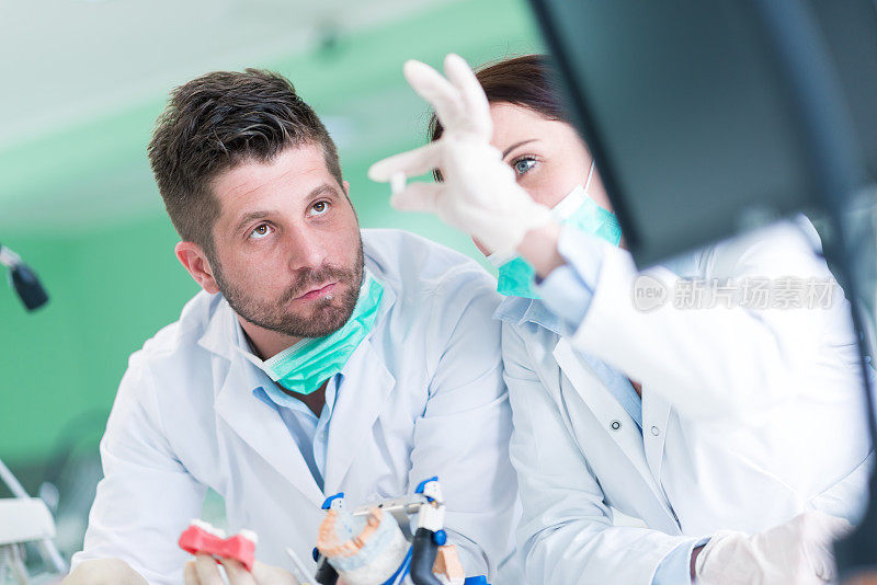 牙科学生在医学人体模型上练习的特写
