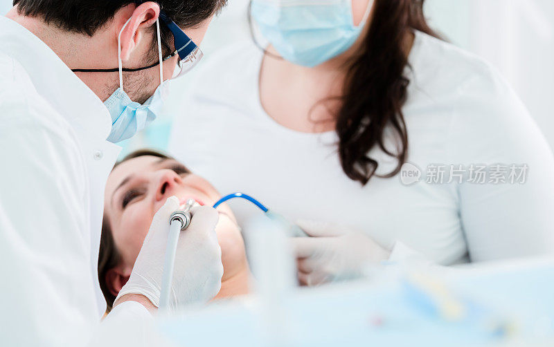 牙医用钻头治疗一名女病人
