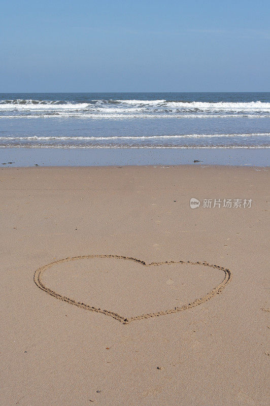 心在沙滩，心在海洋。