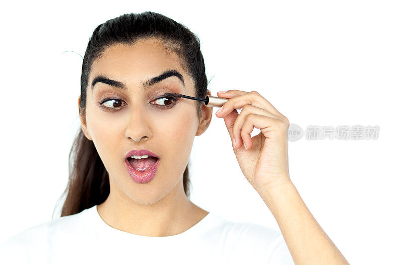 惊讶的印度女人涂睫毛膏