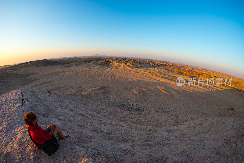 游客看日落，纳米布沙漠