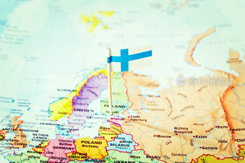 芬兰国旗在欧洲地图上标出芬兰的赫尔辛基