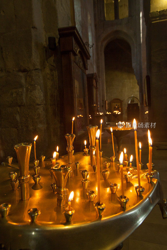 格鲁吉亚共和国一座东正教教堂里燃烧的蜡烛