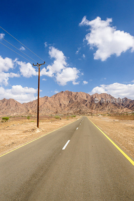 哈贾尔山脉蜿蜒的乡村公路