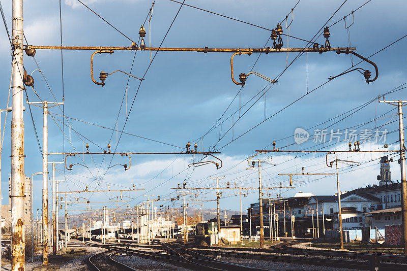 废弃的铁路和戏剧性的天空