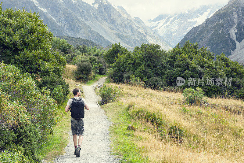 新西兰南阿尔卑斯山库克山的徒步旅行者