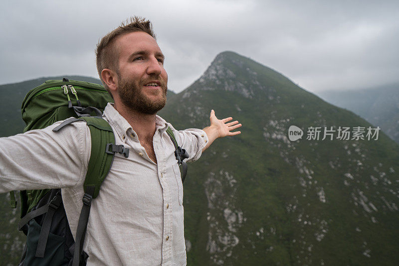 徒步旅行者在山顶庆祝自由