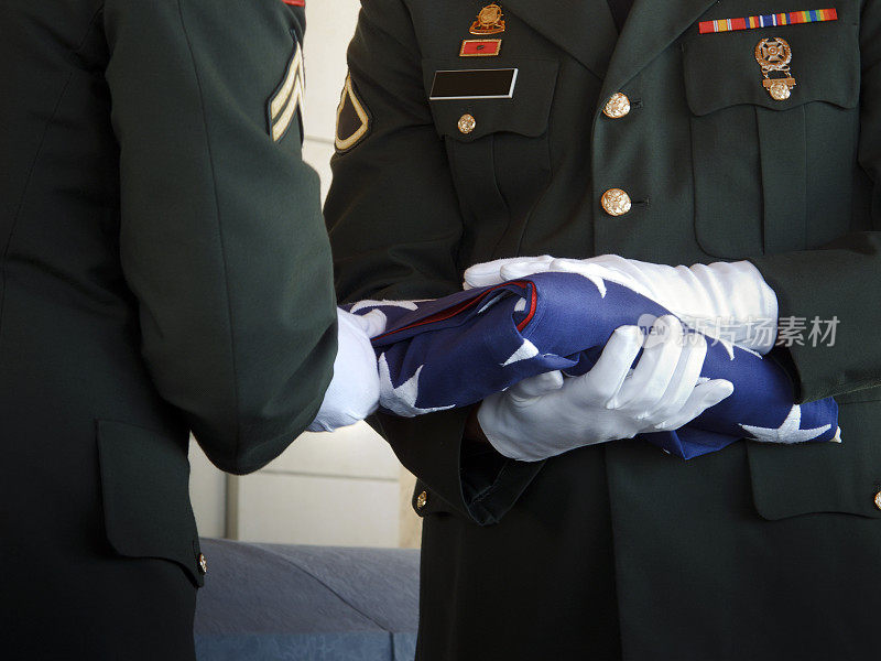军人仪仗队在退伍军人葬礼上折叠美国国旗