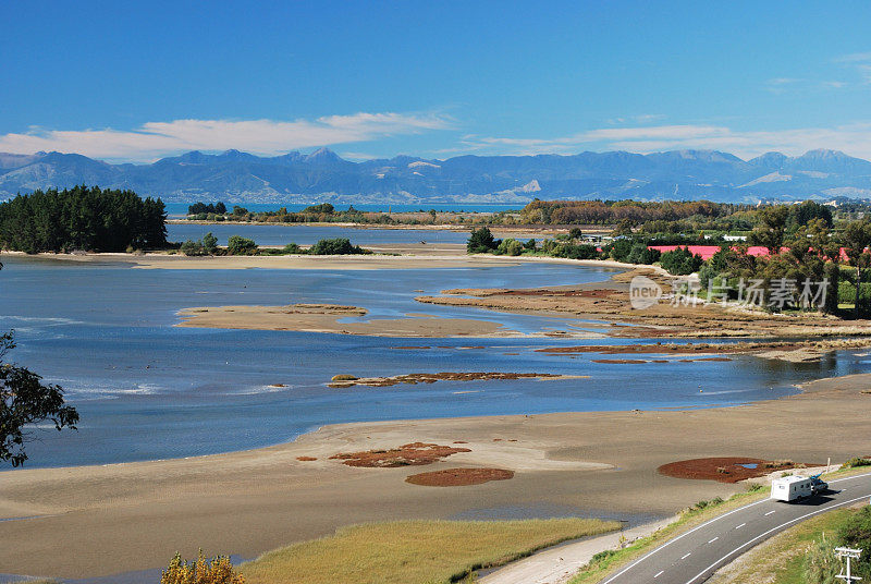 道路和海景，里瓦卡河口，新西兰