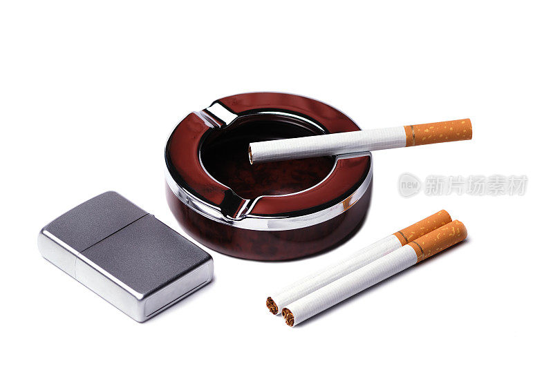 香烟，打火机和烟灰缸