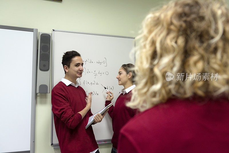 土耳其伊斯坦布尔大学，学生们在中学里解释数学