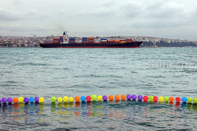 土耳其伊斯坦布尔博斯普鲁斯集装箱船