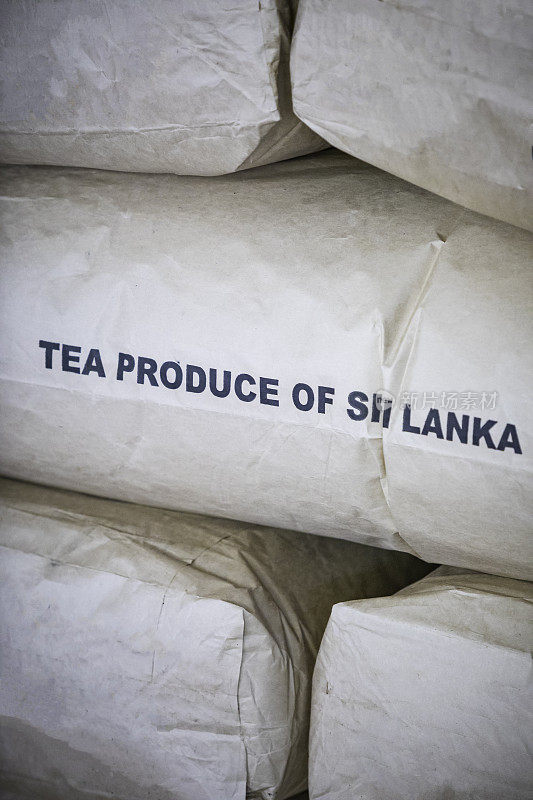 一堆装着茶叶的大袋子，在一个茶厂里