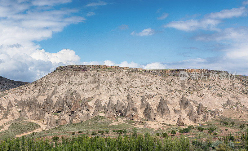 Yaprakhisar村的岩层