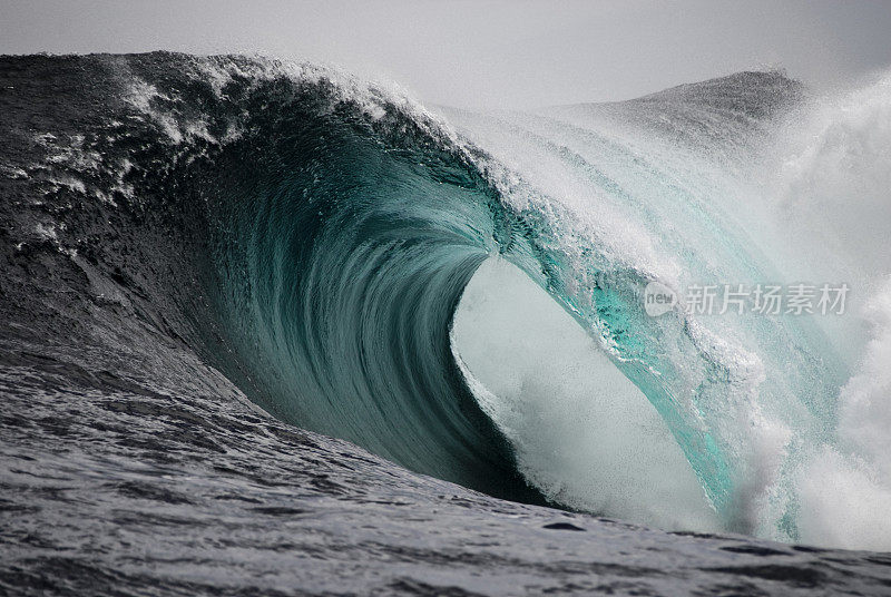 巨大的蓝色波浪翻滚着自己