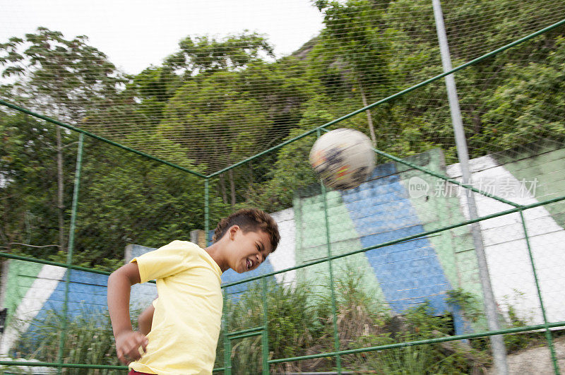 小男孩在踢足球，里约热内卢，巴西，南美。