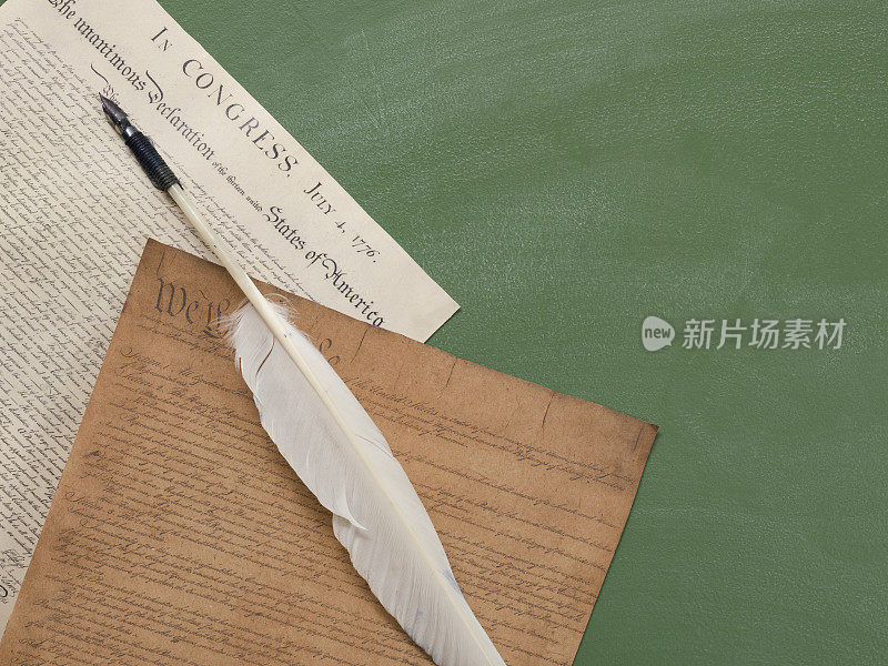 美国宪法文件的序言和绿黑板上的羽毛笔
