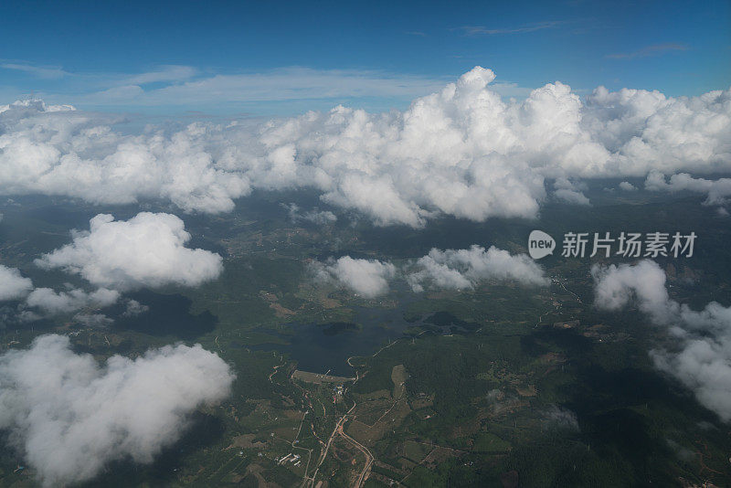 飞越云层