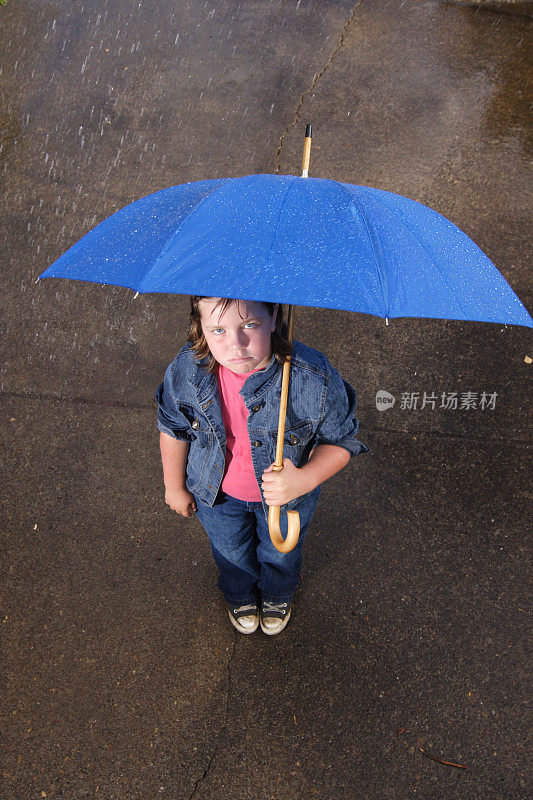 雨中带伞的不幸女孩