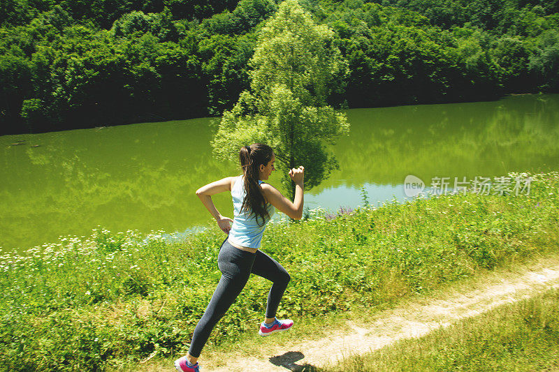 女人在大自然中奔跑