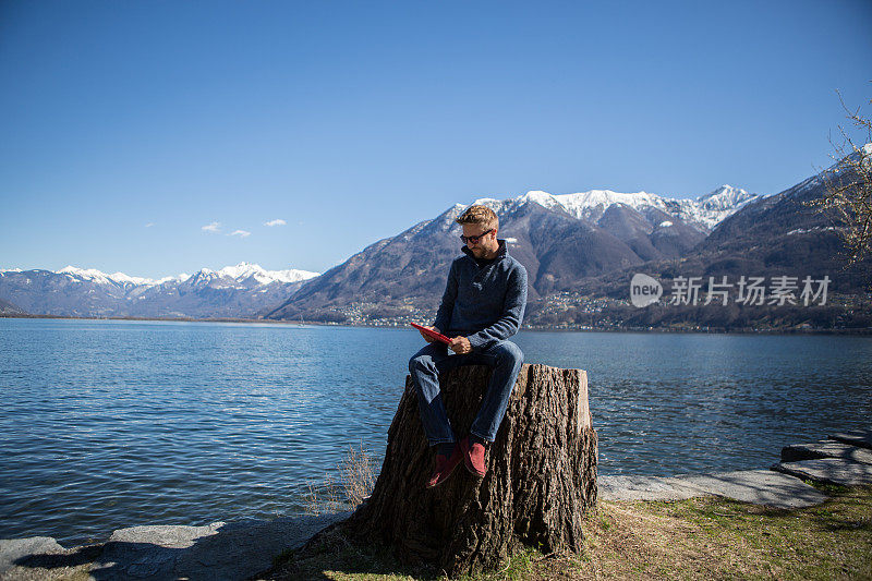 在大自然中使用数码平板电脑的人