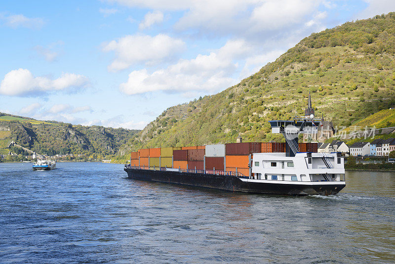 莱茵河集装箱船