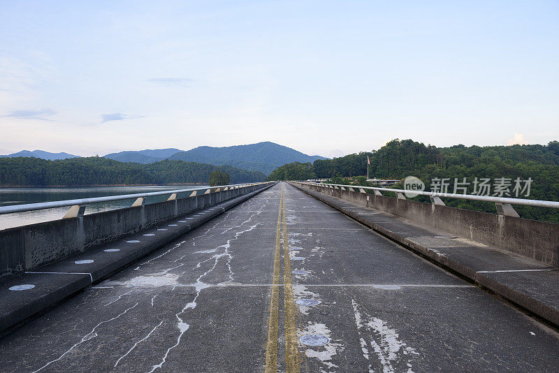 北卡罗莱纳州丰塔纳大坝上的公路