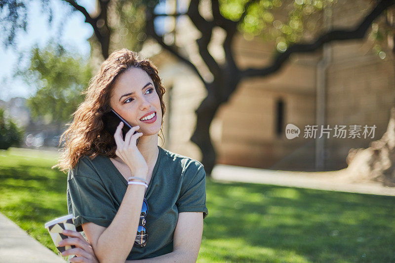 美丽的年轻女子享受着这座城市，巴塞罗那。