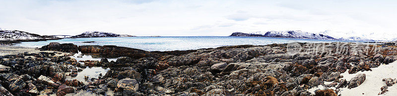 挪威特罗姆瑟附近，岩石海岸和连接克瓦洛伊岛和索马洛伊岛的索马洛伊桥的全景景观