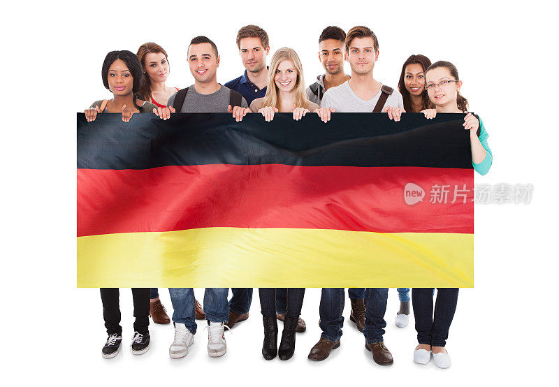 举着德国国旗的年轻人