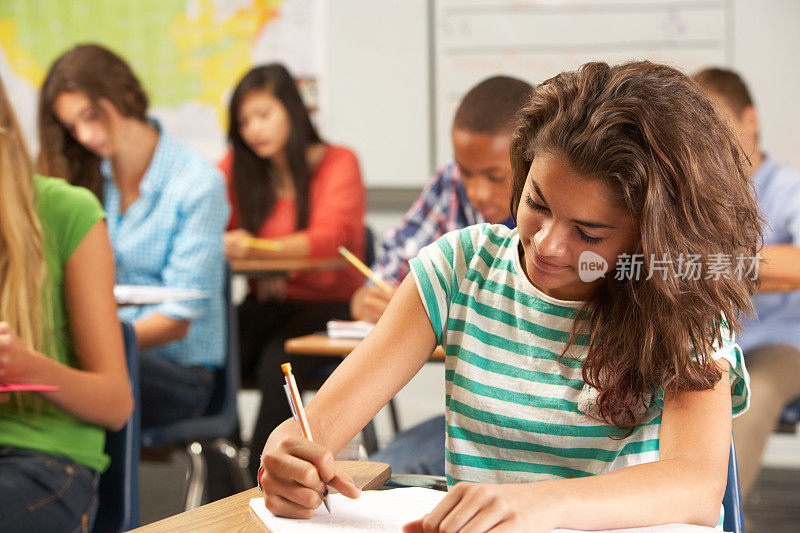女学生在教室书桌前学习