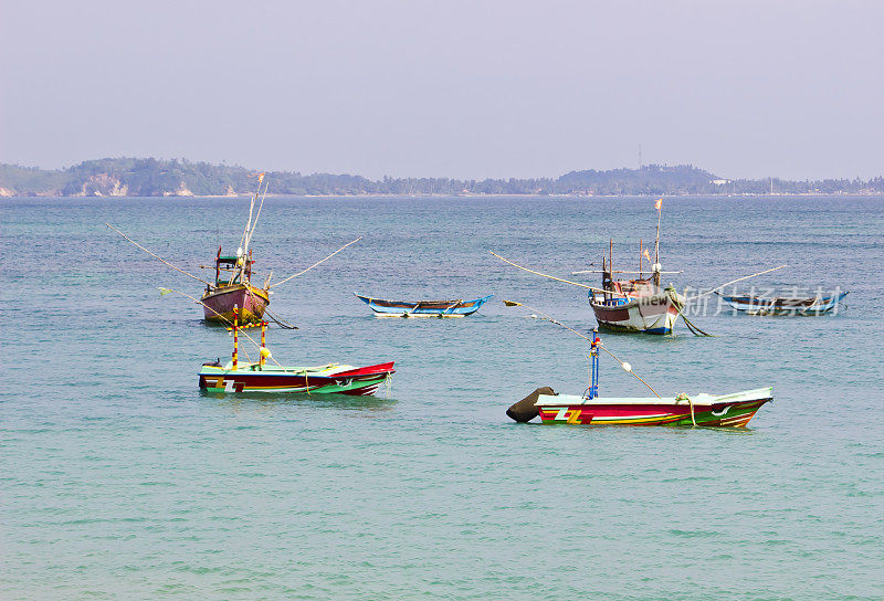 斯里兰卡海岸线附近美丽的海洋上的渔船