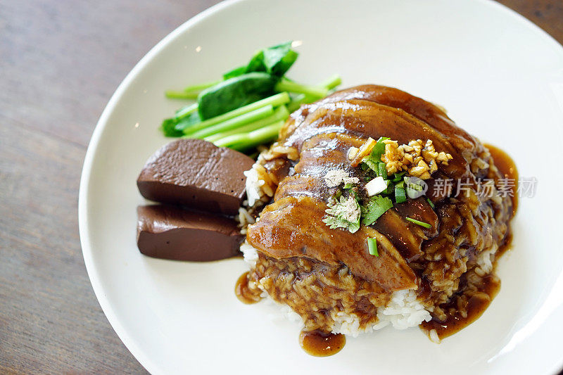 清蒸的北京烤鸭配上米饭浇汁，配上煮熟的中国花椰菜和凝结的鸭血，这是美味的泰国风格。